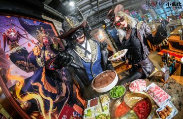 #第五人格# #新春好味五辣不欢#
第五人格×小龙坎合作活动已开启。
来主题店打卡的侦探们有偶遇我们可爱的coser吗？