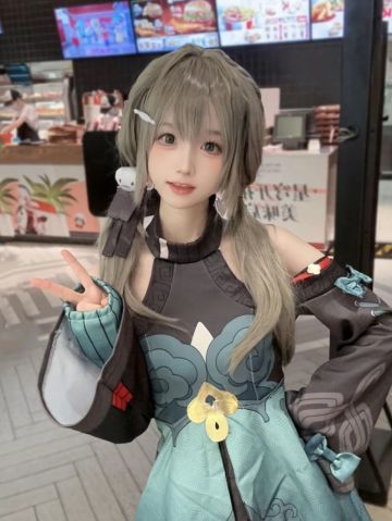 青雀小小的 呆呆的~