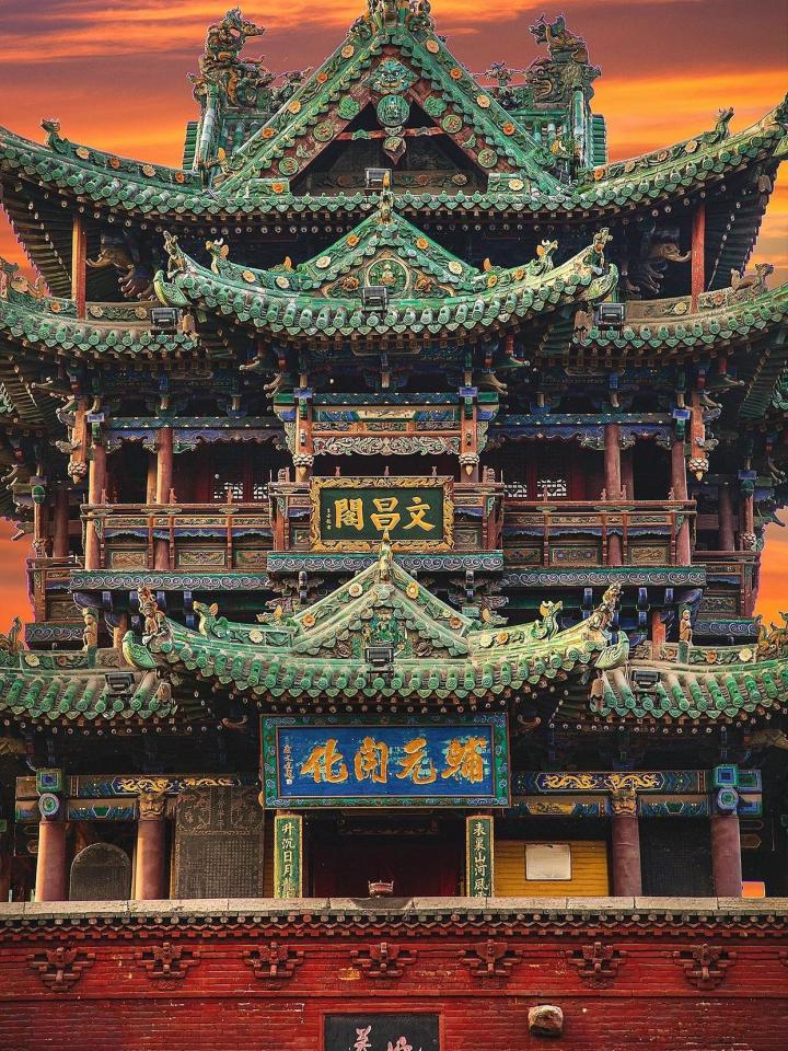 有一个绿色琉璃瓦的建筑截图