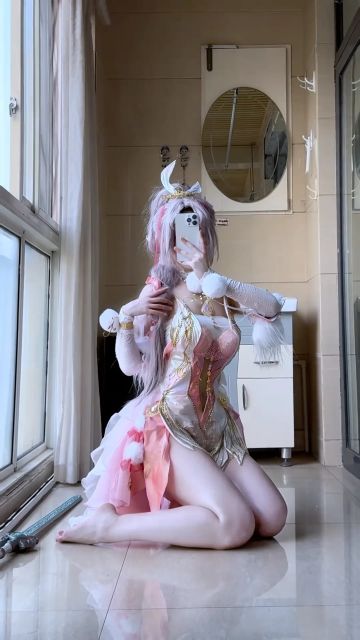 今日小舞cos：赤脚在阳台上自拍