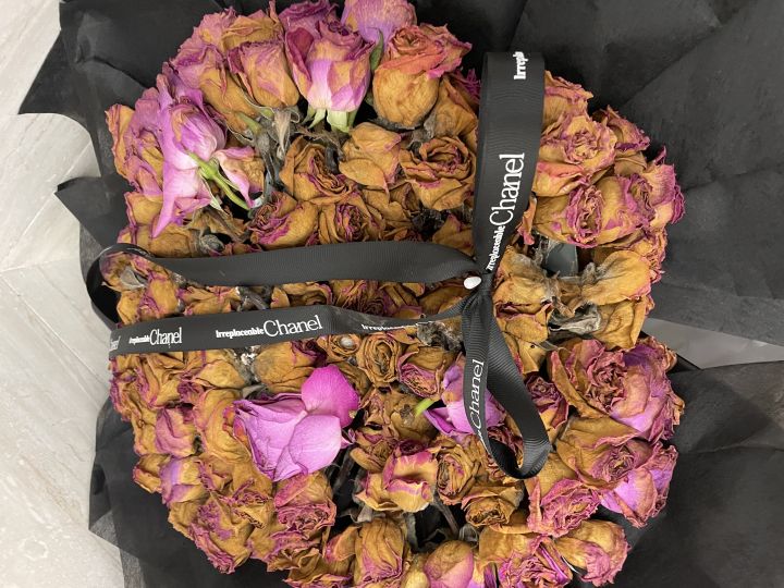 无语了,邻居懒死,把发霉的花扔电梯口截图