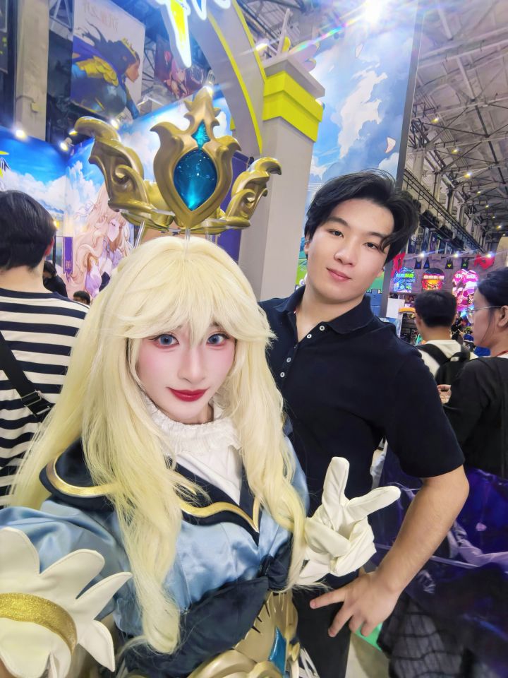 展台不错,Coser也很好,可惜没时间玩截图