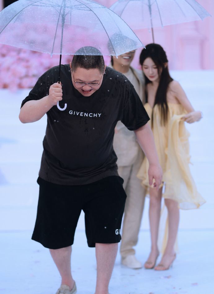 前LOL选手卢本伟求婚成功!PDD也来了截图