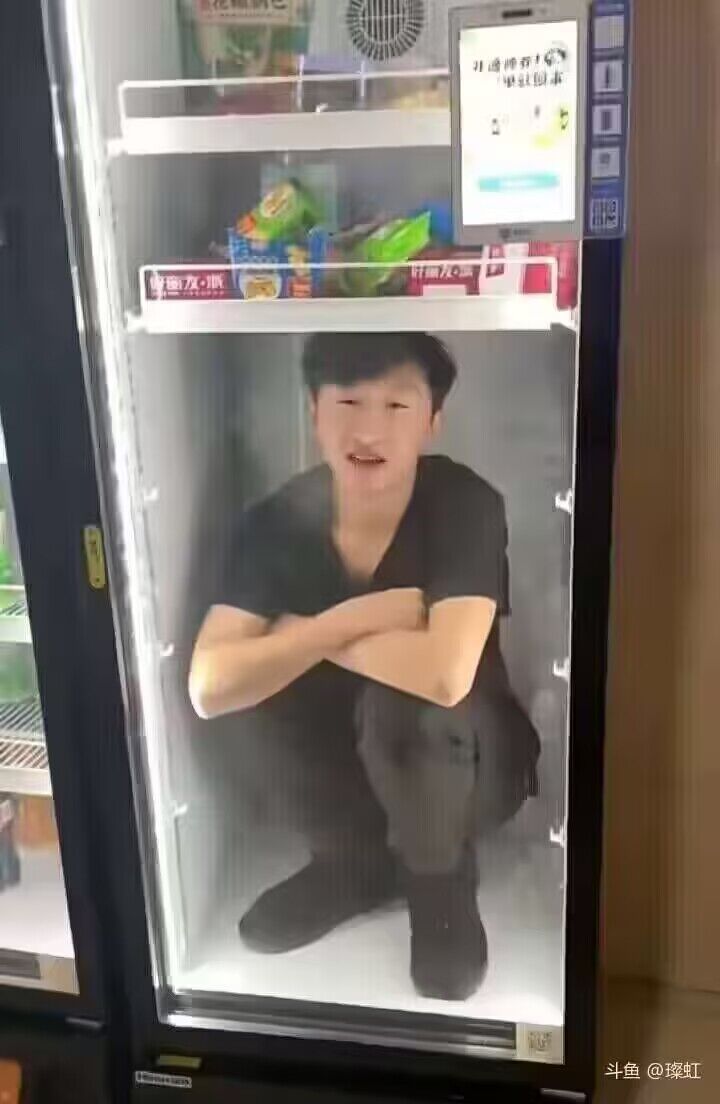 因为他是牧师玩家 上不去下不来 卡在这了 1