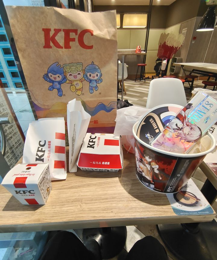 晚上预约完,第二天去的时候前台全是联动套餐店面内放着水龙吟截图
