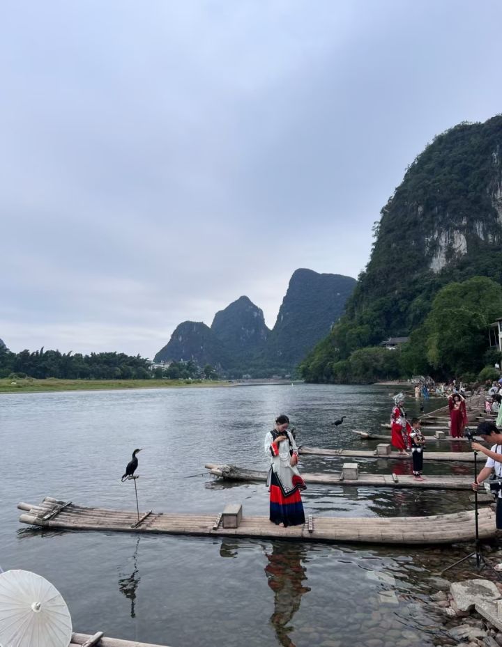 我想跟艾冻冻去桂林漓江坐竹筏!就像我拍的这张图一样,穿民族风服饰站在竹筏上,旁边还有鸬鹚,喀斯特地貌的山水太治愈了截图