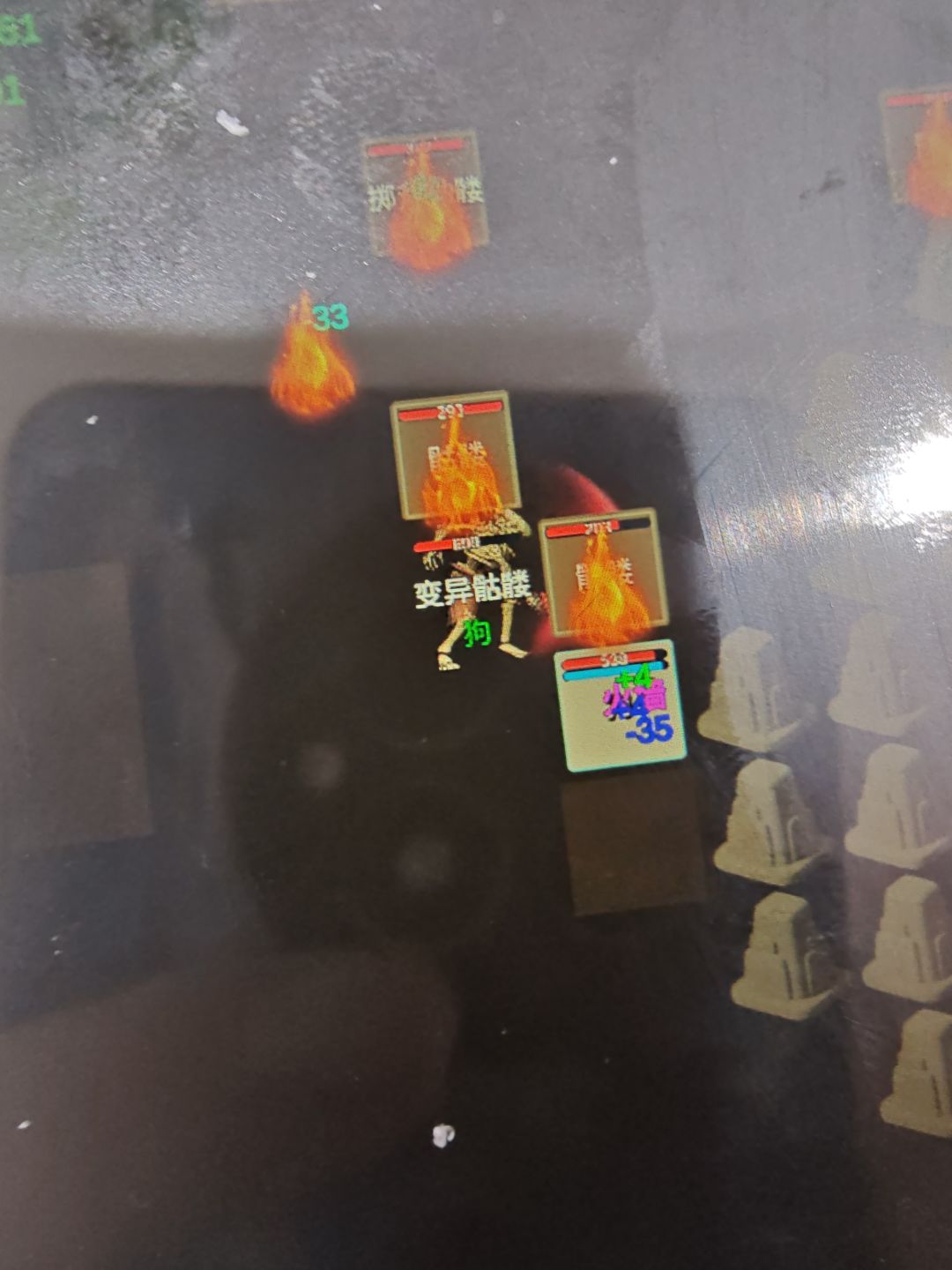 新手开局无需盲目越级刷怪，直接挂新手村即可，这里怪物血量低、刷新快，既能快速完成杀鸡成就，又能搭配技能稳定刷怪，等战力成型后再换高阶地图。经验券切勿囤积，每日签到领取双倍宝典后，挂机前直接使用，配合成就20%经验加成，升级速度直线飙升。 
开局速记口诀：先设自动药，再学新技能，签到领双倍，安心挂新手，14级学爆裂火焰，等级飞速涨！ 
前期核心抓两点：一是优先穿戴高品级装备，筑牢基础战力；二是严格按截图