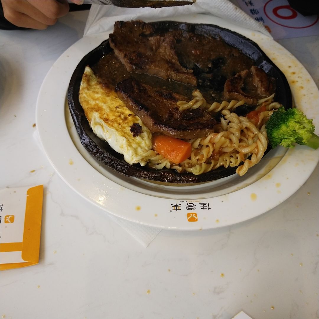爱情就是你有一口吃的,不管自己饿不饿,先想着对方吃了没。 1