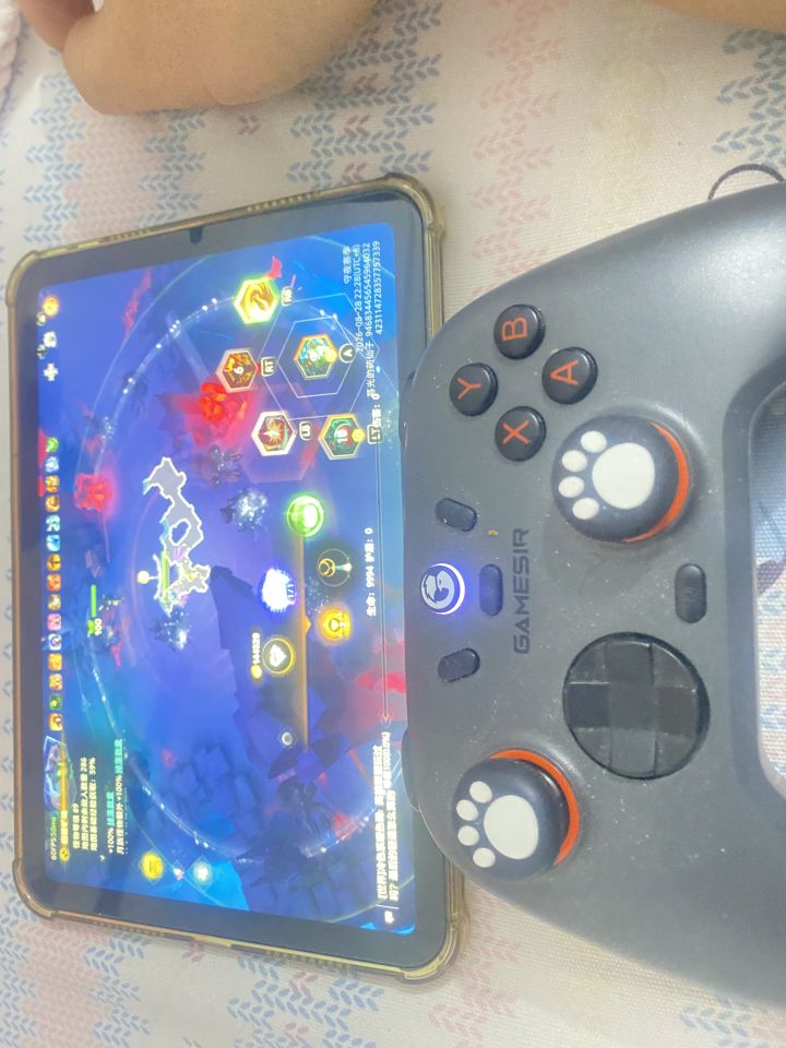 @暗鸦的宽和各位研发大佬们
明月的手机和平板端能不能把弹琴按键单独设置出来,一个手拿手柄,一个手要去屏幕点击弹琴,真没法玩啊。各位手机党平板党点点赞大家送我上去。截图