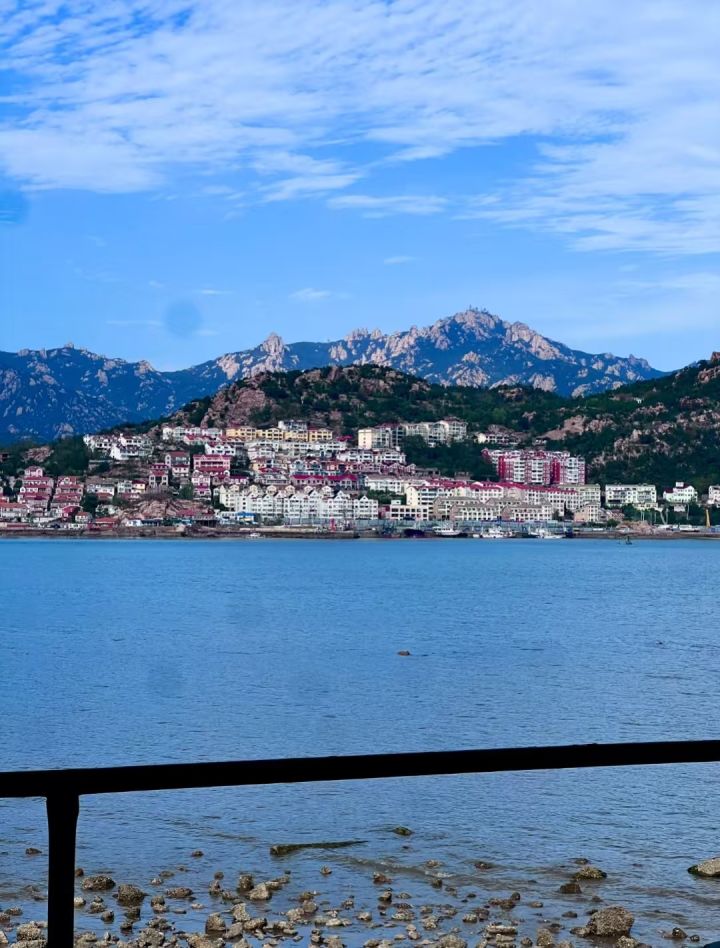 我想跟艾冻冻来到青岛沙子口沙滩,静静吹着海边的海风,眺望远处崂山的群山,漫步在海滨看蔚蓝大海,享受惬意悠闲的小长假时光。截图