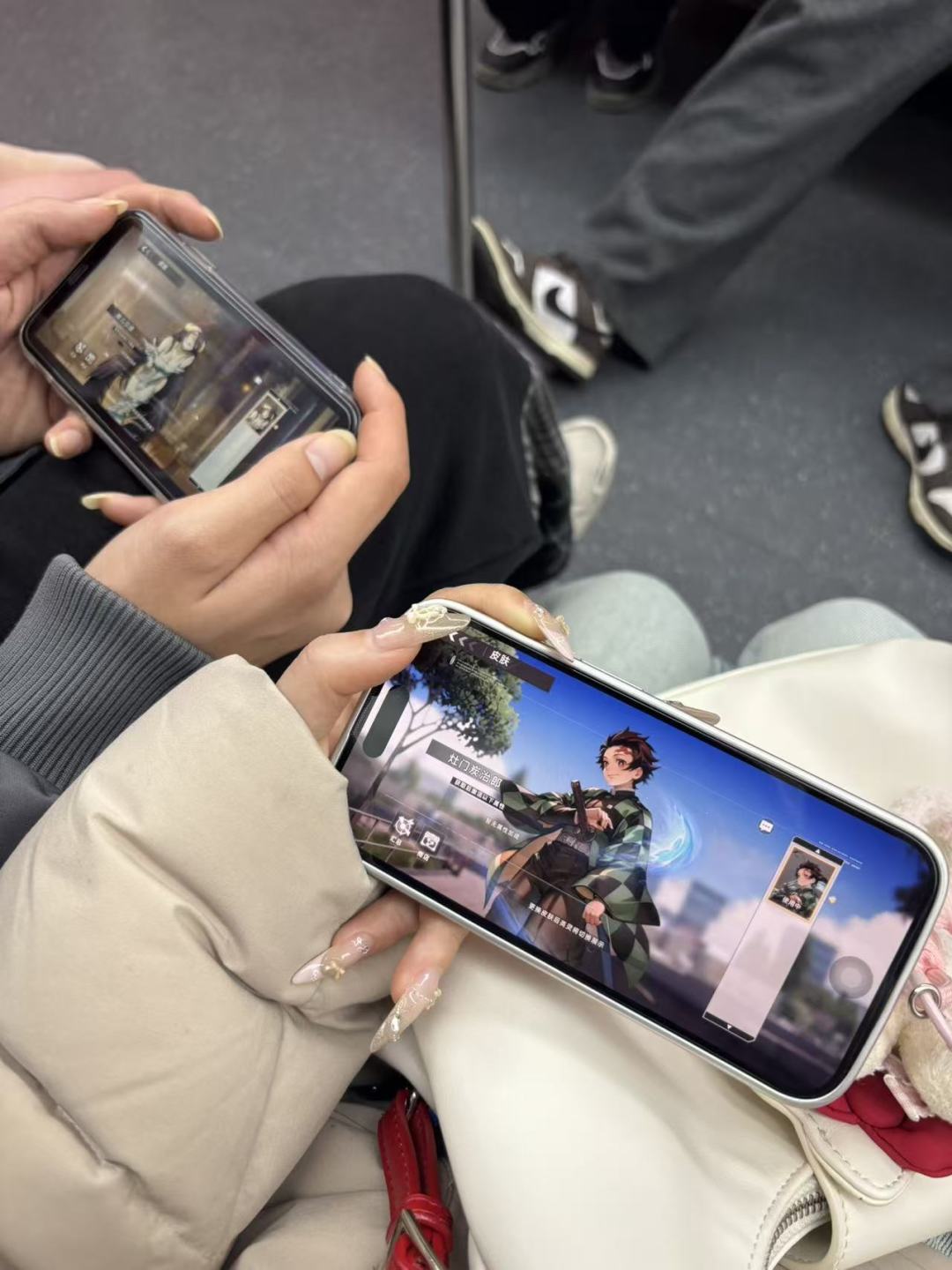 下班地铁上大家一起玩二次元手游！ 3