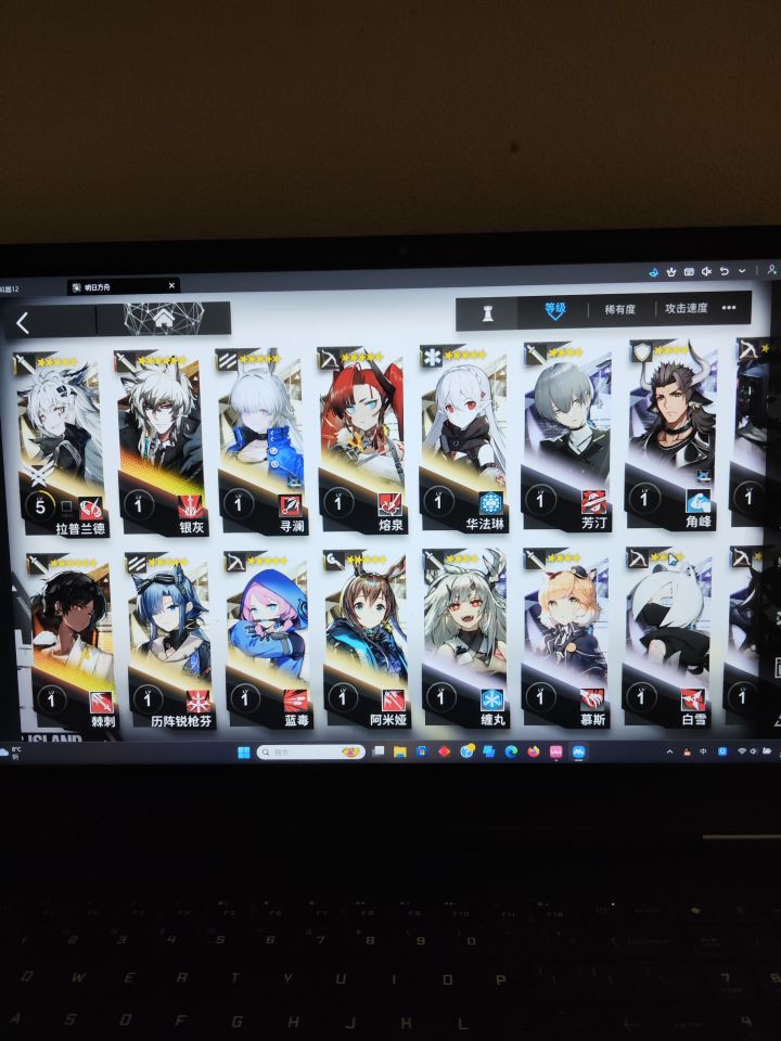佬，萌新选哪个角色？截图