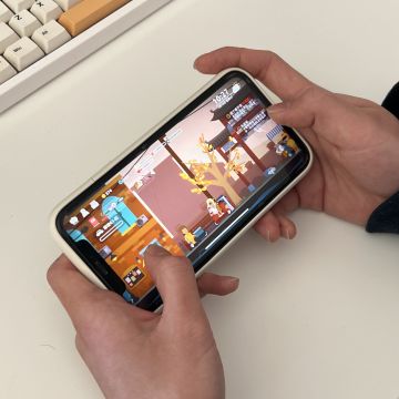 感谢大家一直以来对《小生活》的支持和期待！当前《小生活》的手游版的开发已经接近尾声，正在测试阶段，预计将在夏季上架Taptap（安卓）以及AppStore (ios)。
手游版的《小生活》并不是PC端Steam版本粗暴的直接移植，而是根据手机的特性和便携性做了很多专门的优化，包括交互、渲染、玩法。因而耗费了比预想中要长一点的时间。不过最终还是顺利完成啦！#独立游戏#游戏安利#国产游戏#Steam游戏