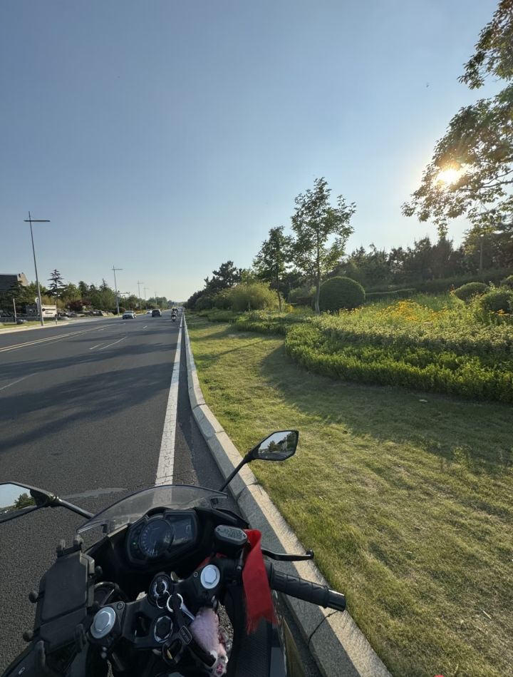 我想跟艾冻冻一起去海边公路兜风！骑着摩托沿着海岸线慢慢前行，吹着咸咸的海风。中途停下看落日，坐在沙滩上闲聊，尝尝街边小吃，抛开所有任务，好好享受这段轻松自在的小长假旅途。截图