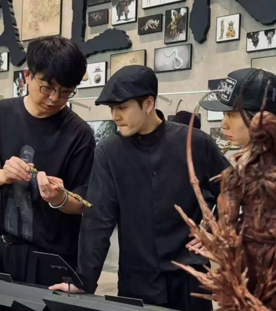 梦幻同框!王嘉尔现身黑神话线下店! 4