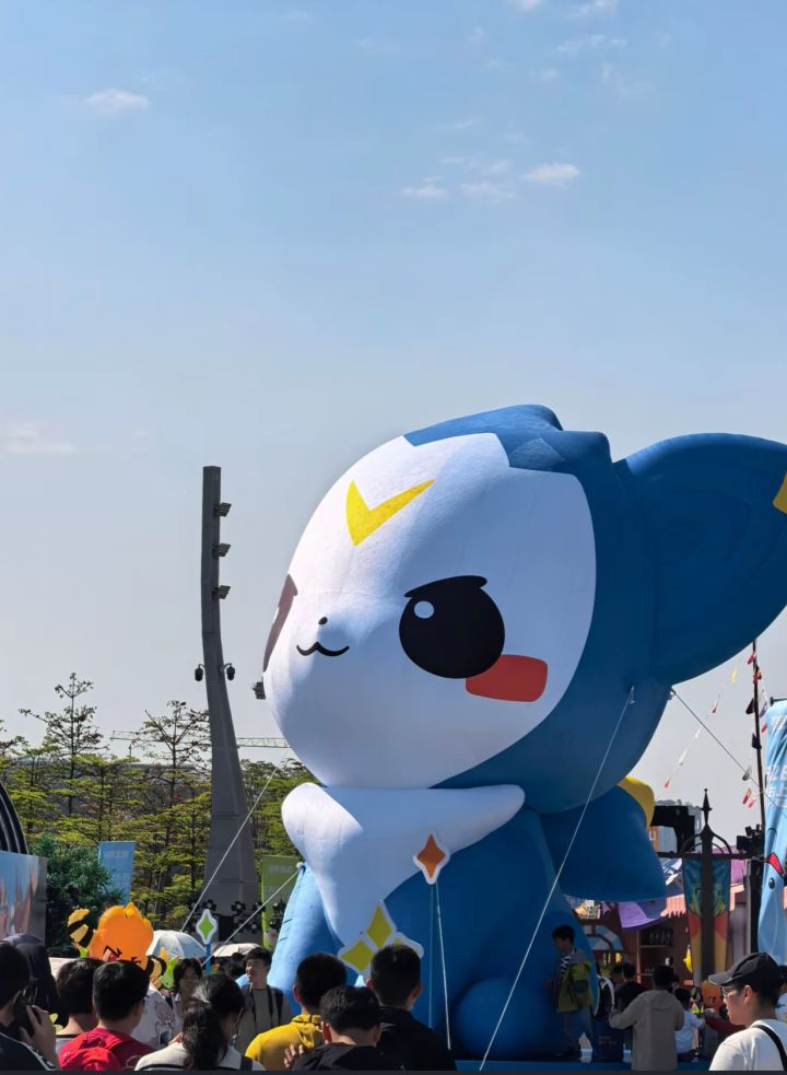 #魔法学院开放日 线下向:打卡洛克王国魔法学院开放日!巨型迪莫和可达鸭气模太可爱了,现场和宠物人偶互动超欢乐,春日里的魔法氛围直接拉满,已经开始期待游戏上线啦!截图