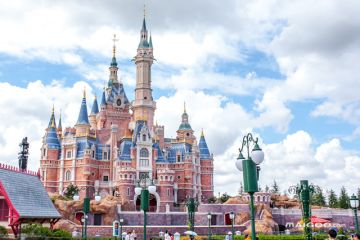 景点
s218 姚朴吴
上海迪士尼乐园，一座具有纯正迪士尼风格并融汇了中国风的主题乐园，是中国内地首座迪士尼主题乐园。迪士尼乐园占地1.16平方公里，园内分为米奇大街、奇想花园、梦幻世界、探险岛、宝藏湾和明日世界六大园区，拥有幻想曲旋转木马、七个小矮人矿山车、爱丽丝梦游仙境迷宫、奇幻童话城堡、古迹探索营、雷鸣山漂流、创极速光轮等娱乐项目。