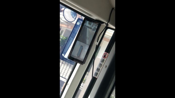 武汉公交这后视镜怎么有10个啊()截图