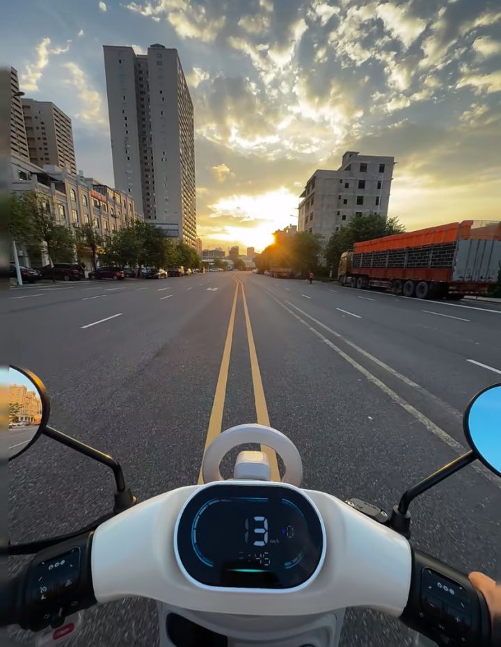 我想跟艾冻冻去郊外的山间公路骑行兜风，吹着清爽的秋风，沿途欣赏山野风景，停下来一起品尝香甜的野餐点心。截图