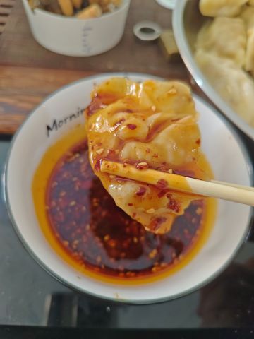 其实挺喜欢这游戏的角色和立绘，就是单机