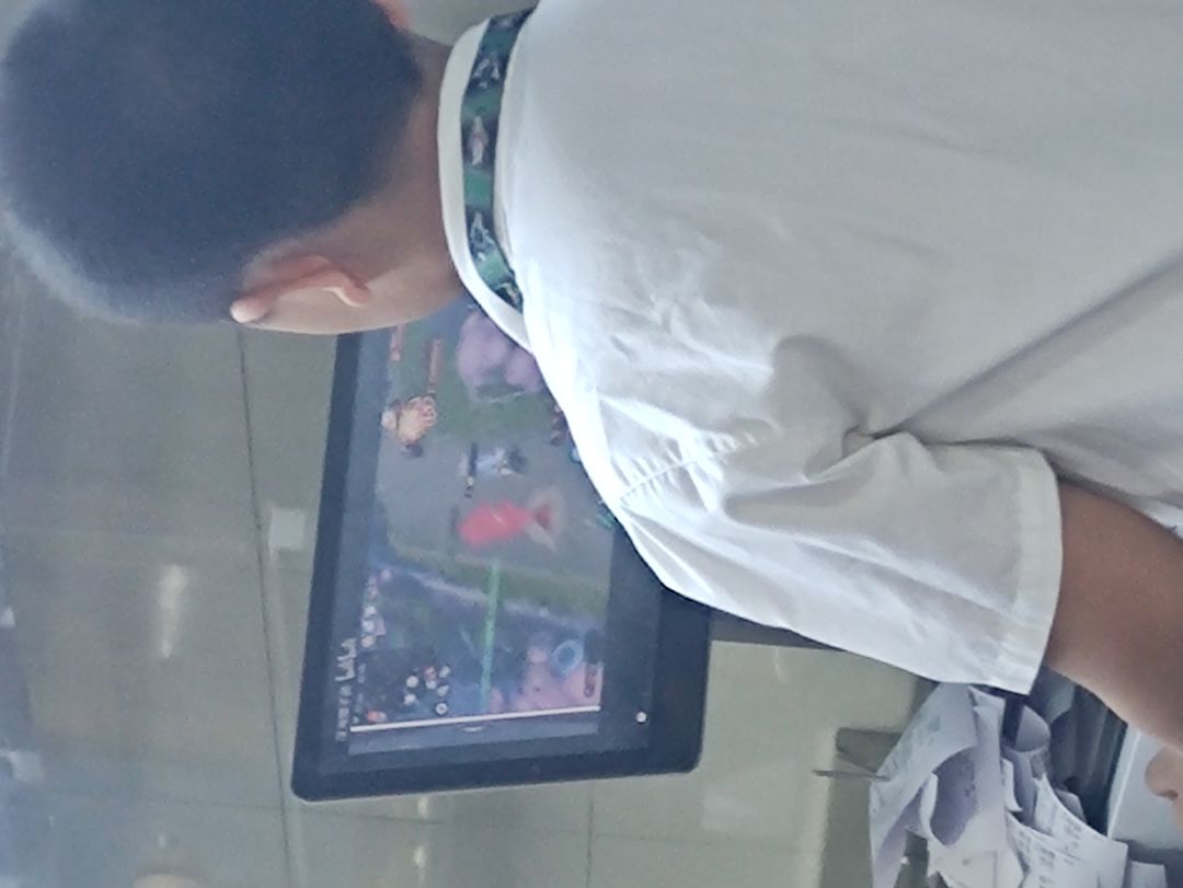 在饭店看到店家的崽居然在玩酸败! 3