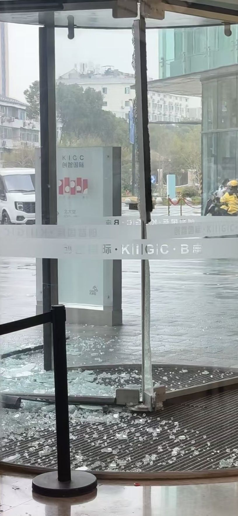 叠纸大门炸了，幸好无人受伤🧐 2