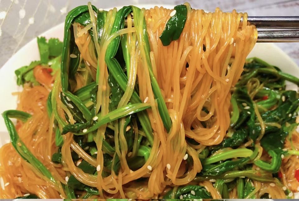 烤乳鸽、烤红薯、粉丝拌菠菜、凉拌莴苣 3