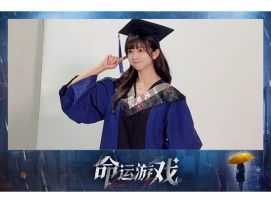 学妹小雅要毕业了！邀请你帮她来拍摄戴着学士帽的毕业证~
