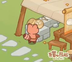 快看！这只小熊猫的包里…居然全是包子？