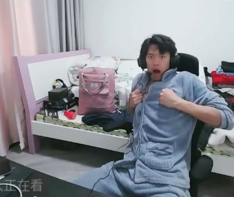 冬日睡衣董事长截图