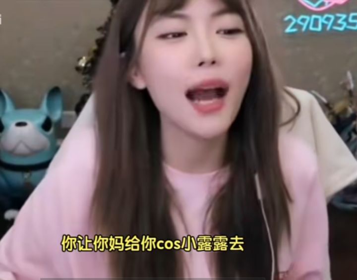 强烈要求提高女王地位,没有狐狸剑仙啥的就不配抽女王,呵tui~这么垃圾的角色我还第一次见,别人嘲讽舞娘的时候我还进去凑活,说我100抽两个女王,人家说:我们在讨论输出位,你拿个支援位来干嘛。截图