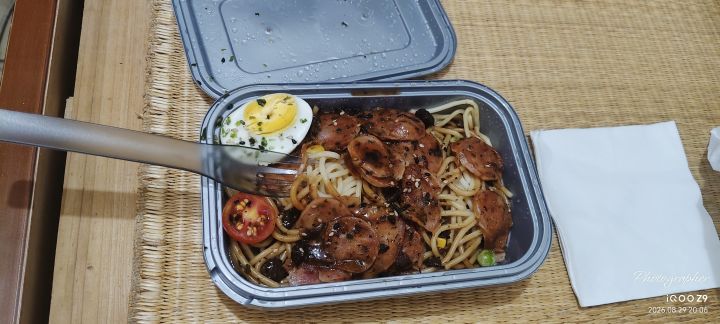 黑椒培根意面
是黑椒香，面入味，培根淡淡的，面为什么有点酸？量不多
（但是我备注不要番茄！）
麻麻辣辣的，外国人也不是不会做饭，意大利非常会做饭啊截图