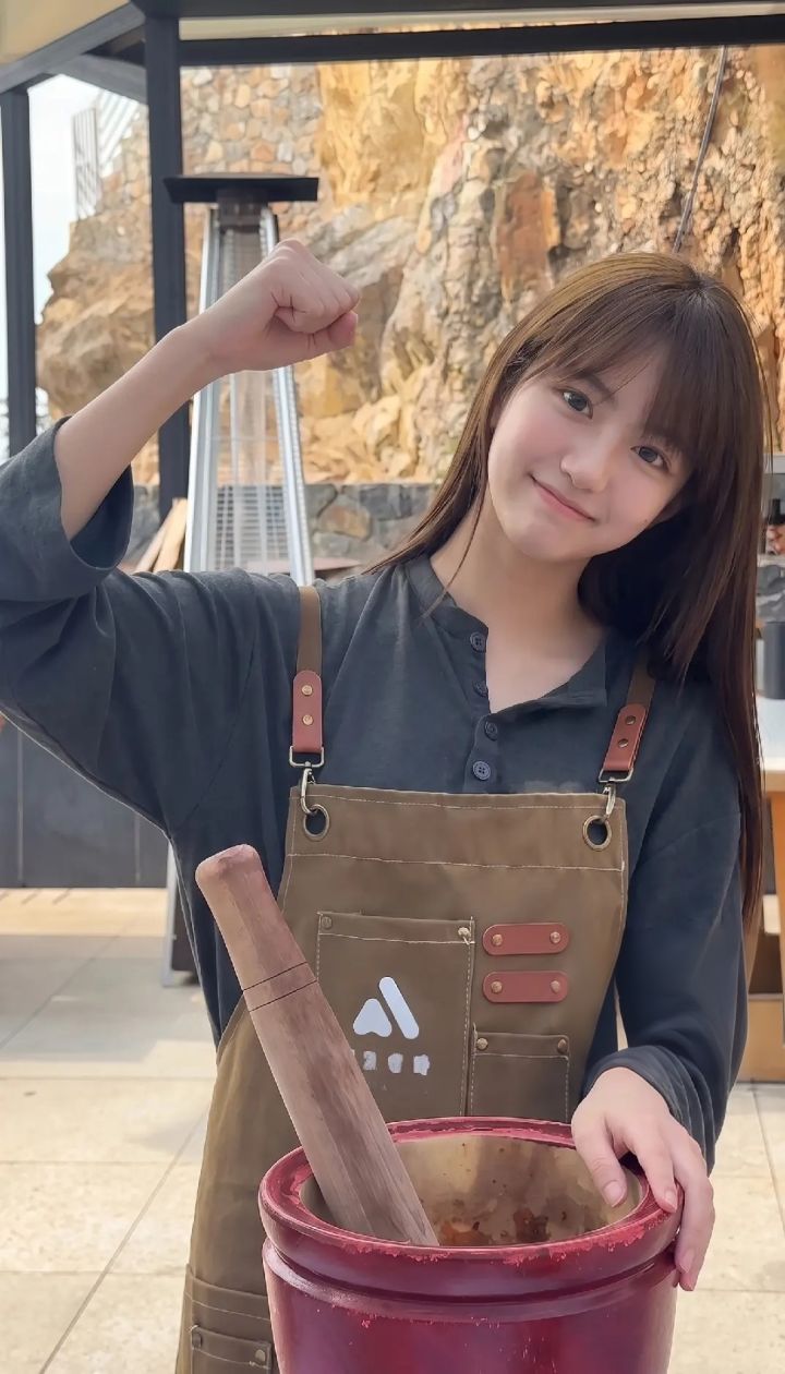 我有几个建议:
1. 统一美术立绘风格。游戏早期版本的立绘质感优秀,当前版本立绘风格混杂,AI风、水墨风堆砌,部分画面观感油腻,多套画风割裂容易让产品产生廉价感、盗版感,希望回归清爽统一的美术基调。
2. 希望官方对外发布年度更新规划备忘录。现阶段更新节奏较为零散无序,如果能够明确全年更新计划,玩家也可以建立稳定预期。
3. 建立推进底层架构优化。目前每一次DLC更新都会伴随大量BUG,就截图