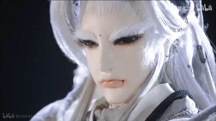 姐姐我也是真的搞不懂啊啊啊。我推明明是两位仙女，为什么这么多人让他们做1啊啊啊啊！为什么❓
君奉天真的好美啊。
不过大偶我已经有意琦行了，所以不准备接君奉天的大偶了。准备接两只君君的jp回家。
还有一个原因就是，意琦行是刘式偶，刘师傅手稳不手滑，雕刻出来的都特别像本尊刀剑意。君奉天是君皇偶，君皇的风格就是向钱看，一切看钱，手滑是常事，不要说和白君副偶相似了，和刀剑意相同的价位，你都不知道接回来的偶截图