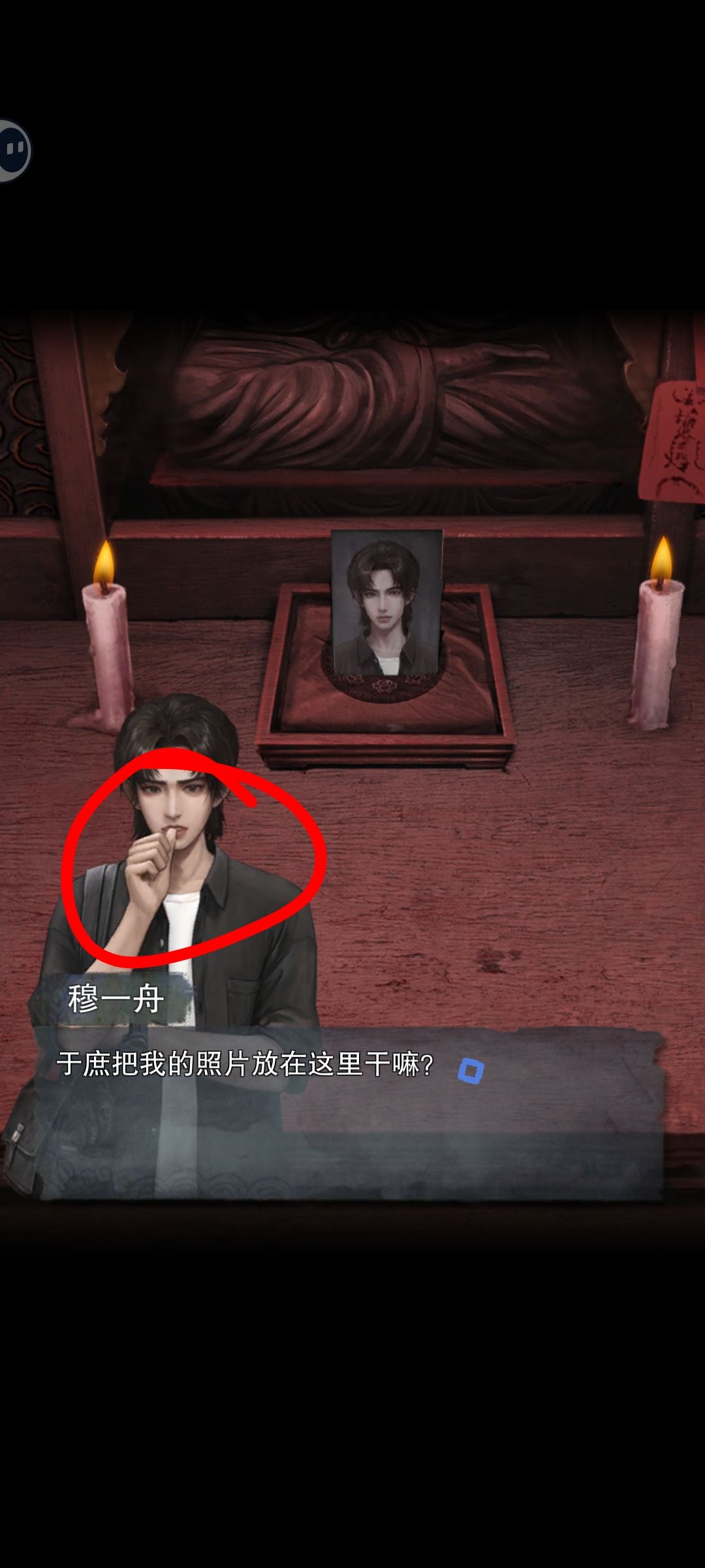 一个大男孩动不动就咬手指。 2