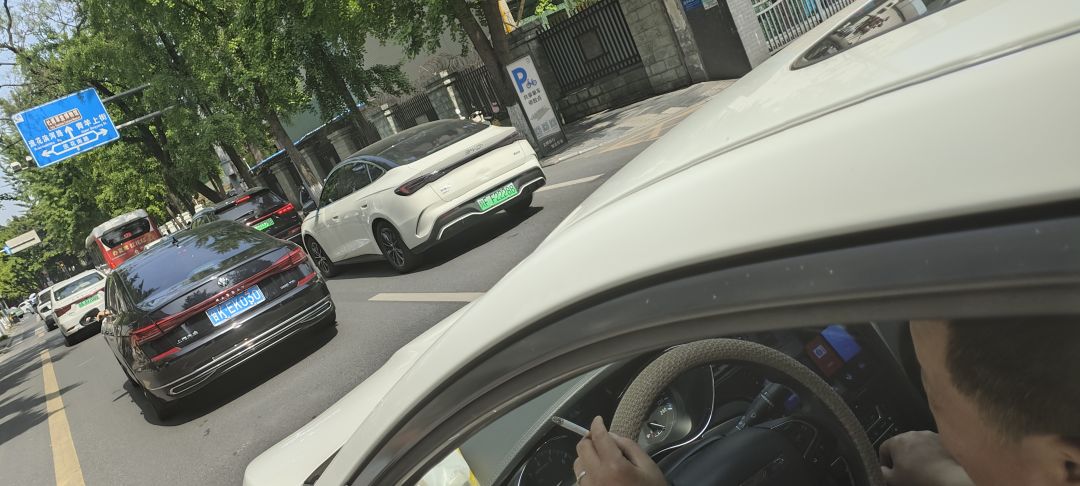 乐观点,堵在路上玩也是玩 1