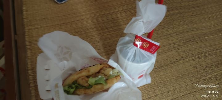 居然没被大象踩，良心发现了？
有点发苦可乐，冰可乐太冰，不过看在是中杯份量上算了截图