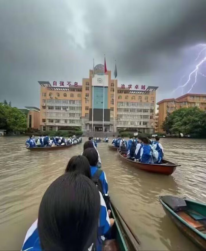 私建设施暗陈军备，长期盘踞窃取资源，这就是学校领导近期在学校里干的好事，但他们此次休想在洪灾地区故技重施！我们的作战目标非常明确，攻占总教务处！战舰提供的远程火力已对近滩形成压制，闪电正为你们撕开敌军防线。立即行动，特战小队，抢占河滩，闪袭大楼，挖出校长的秘密，该区域的和平与稳定就靠你们了！[表情_斜眼笑]截图