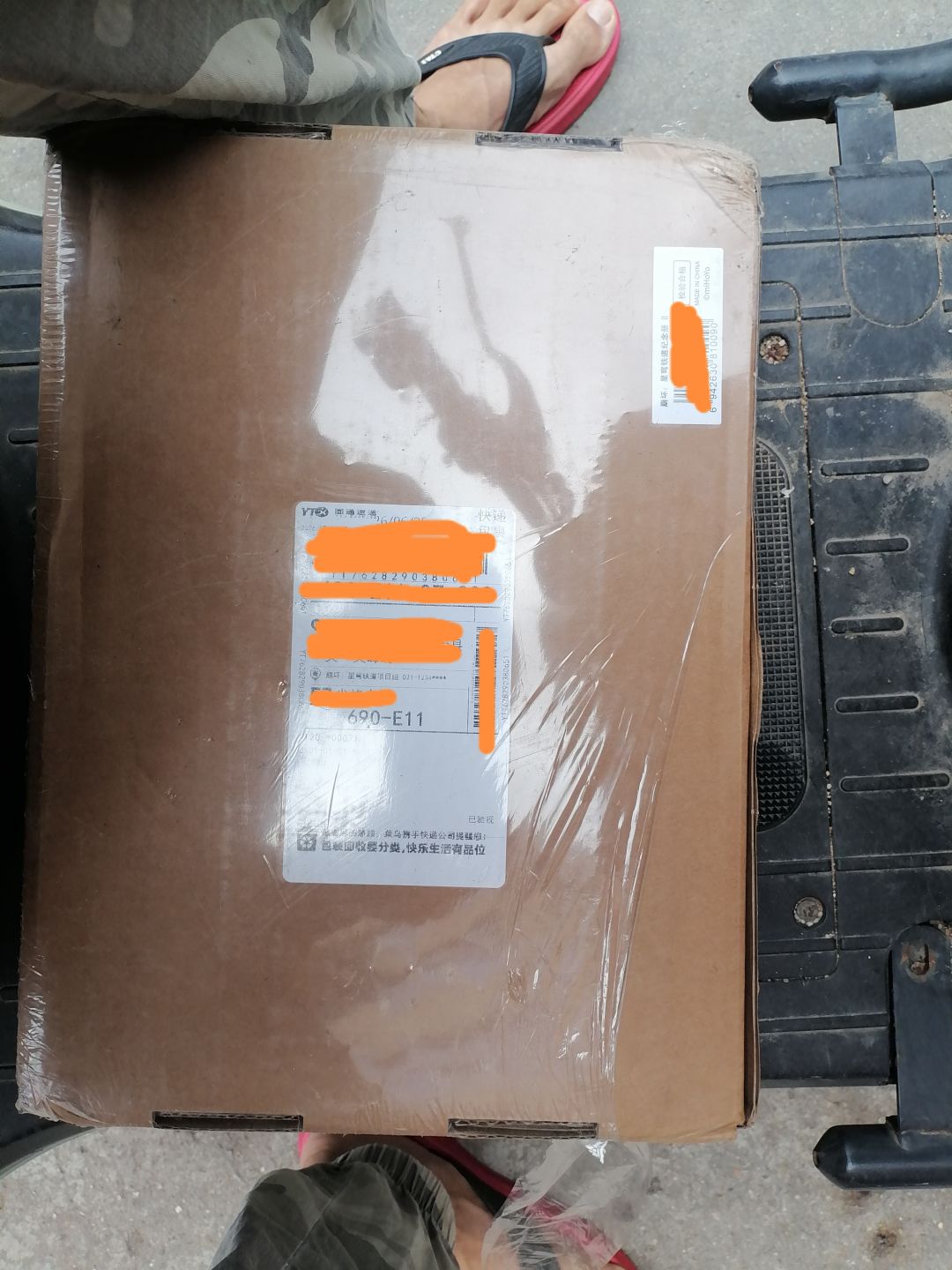 纪念册到了,但是有点破损,卡就一个的吗? 2