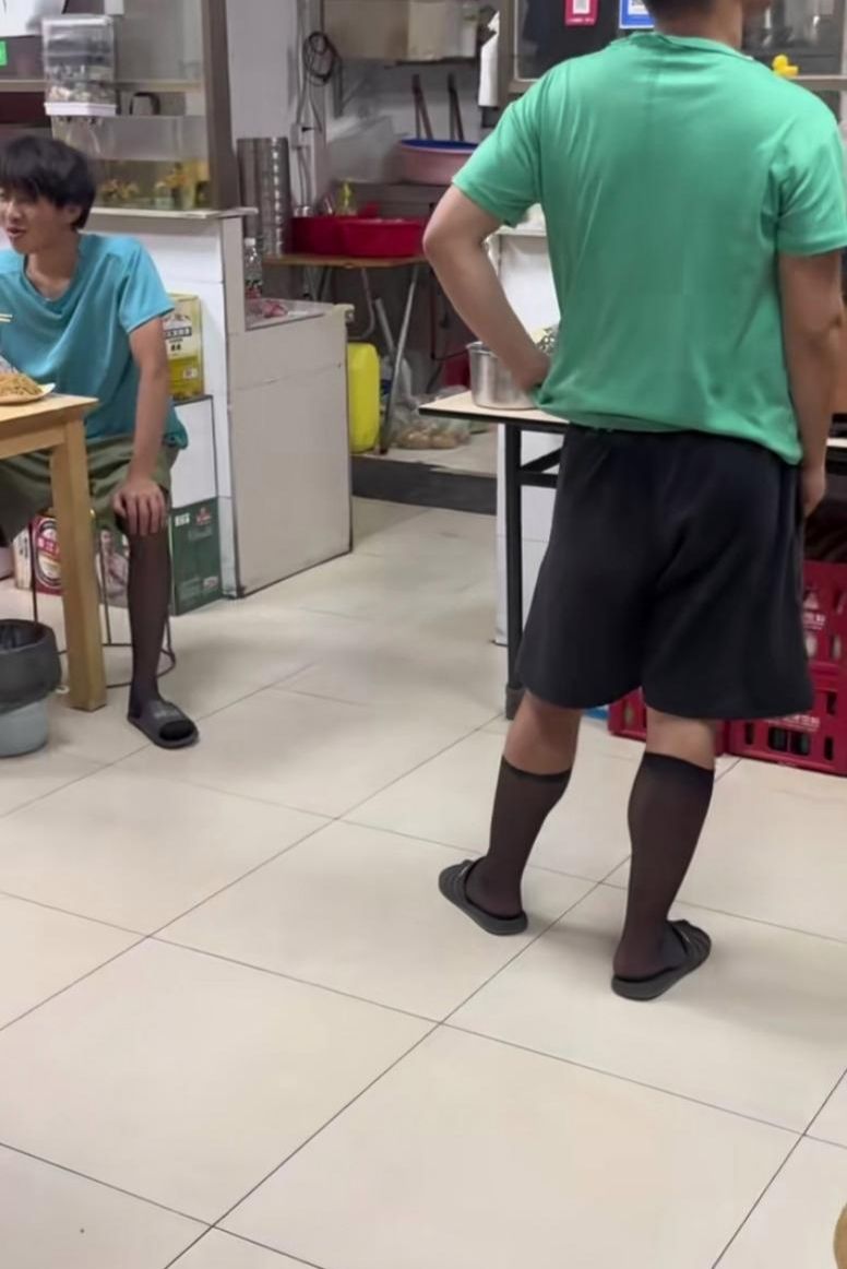 穿黑丝免费吃饭 3