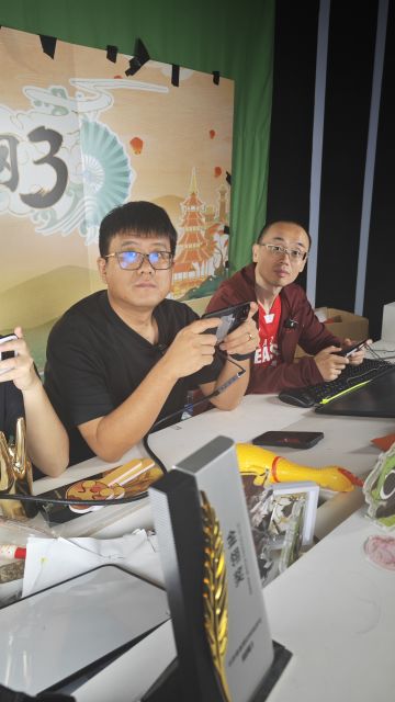 今天是二测第一天，我们心情还是十分忐忑。社区内大家反馈的问题都已经在优化中了，我们所有研发同学都还在公司，觉得玩得不爽的，不合意的地方都可以说，欢迎大家给我们更多反馈！
等会我也会拉上咸鱼和策划同事，跟大家一起到测试服玩玩。想看实机表现的，想反馈问题的，或者单纯想唠嗑的，都可以来直播间看看~
↓↓↓传送门↓↓↓
微信视频号：剑网3#游戏推荐