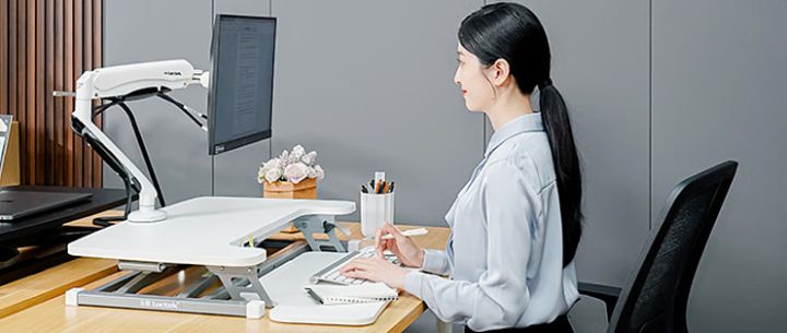 在这个特别的3.8女神节,你是否在寻找一份既实用又能表达心意的礼物?不妨考虑乐歌这款入门级升降工作台M3G,它不仅是办公桌上的革新,更是对健康办公生活的深情告白。现在,就让我带你一起探索这款产品的独特魅力,看看它是如何成为女神节的理想之选。
🎈颜值与实用兼具
刚收到货,就被它简约时尚的外观吸引了。我选的是雅白配色,简洁大气,放在办公室里特别百搭,和周围的环境相得益彰。而且它虽然看着很有质感,但净重截图