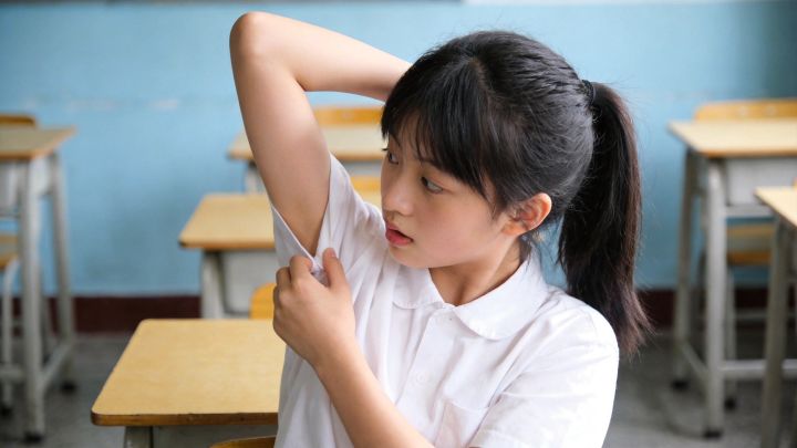 夏日清爽:揭秘青少年出汗多异味重的原因截图