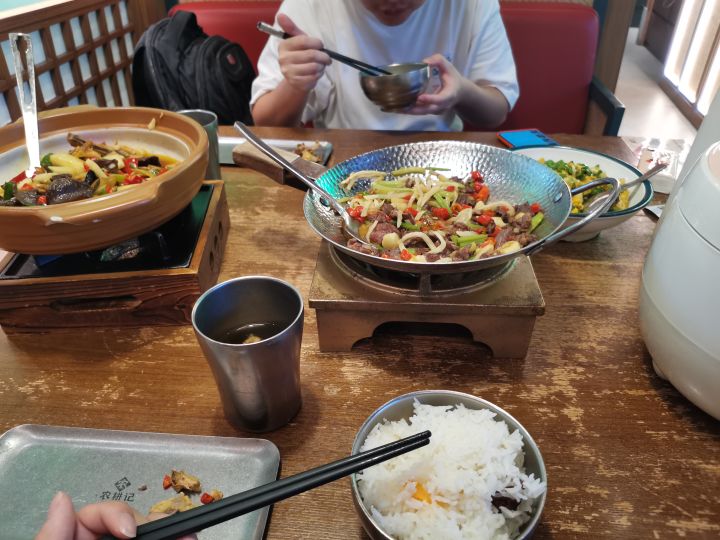 想和艾冻冻去饭店 吃大餐截图