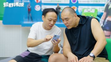 拳王张志磊到荒野迷城项目组，现场演示拳击动作