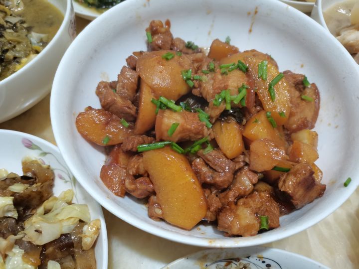 自己烧的红烧肉[表情_大笑]还有成人礼的花[表情_开心]截图