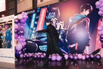 #龙族 #龙族卡塞尔之门 
《龙族》动画第二季——楚子航生日超前观影活动开始啦~
小师妹场外抓拍中！
发现两位可爱玩家~