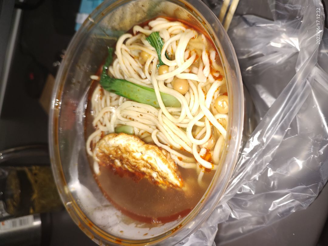 到服务区了，也到饭点了，停车吃饭 2