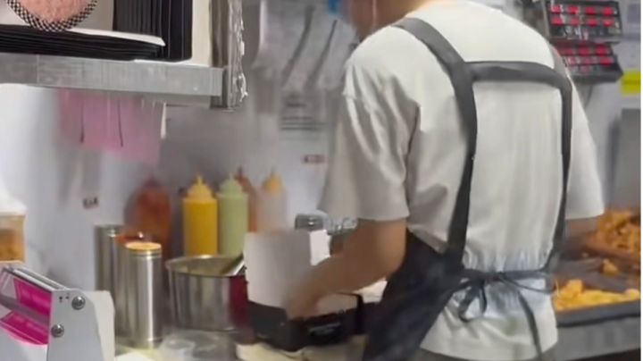 你们刷到炸鸡店爆单店员过呼吸的新闻了吗?截图