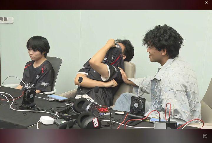 Y战队逆袭失败,队员痛哭流涕(差一步美满截图